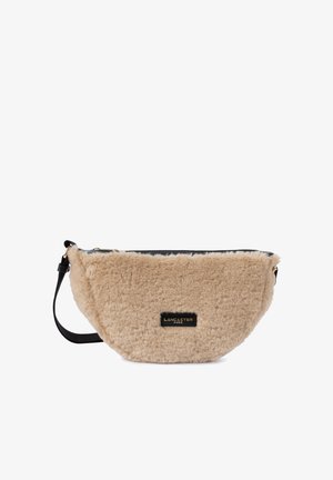 Beige, flauschige Handtasche mit einem schwarzen Lederoberteil und -gurt. Verfügt über eine abgerundete rechteckige Form und goldene Hardware mit eingeprägtem Logo.