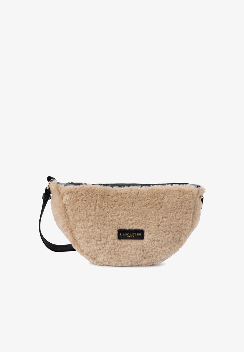 Borsa a mano beige pelosa con parte superiore e tracolla in pelle nera. Presenta una forma rettangolare arrotondata e hardware dorato con logo impresso.