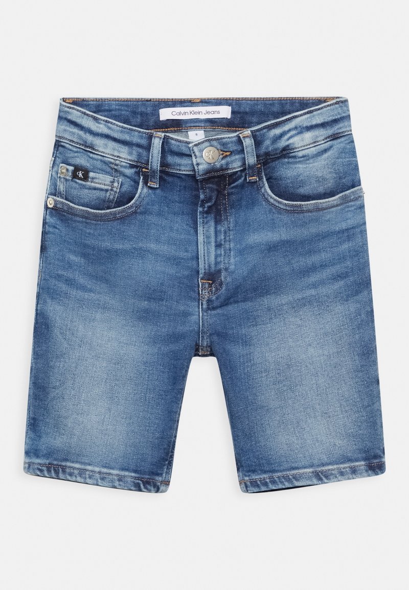 Pantalones cortos de mezclilla en lavado azul desgastado, con cierre de botón, cinco bolsillos y detalles de costura sutil. El material es de algodón con un leve estiramiento.