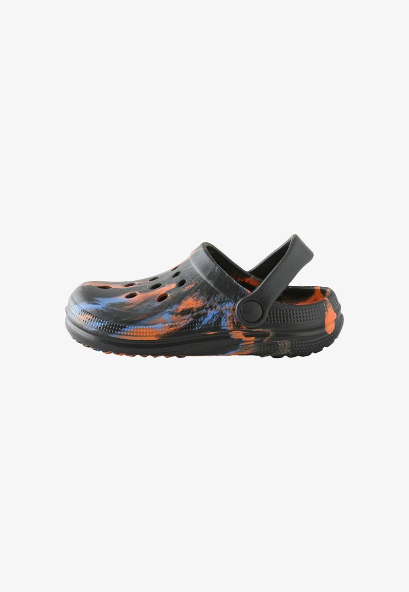 Mule noire à enfiler avec motif de gouttelettes de peinture orange et bleue, trous de ventilation sur le dessus et bride ajustable au talon.
