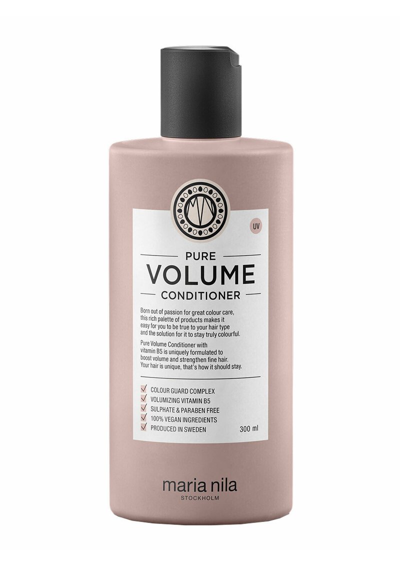 Roze plastic fles met een matte afwerking, zwarte flip-top deksel en een wit etiket. Bevat 300 ml pure volume conditioner met vegan ingrediënten.