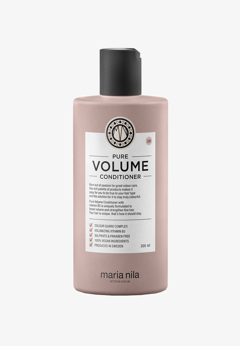 Roze plastic fles met een matte afwerking, zwarte flip-top deksel en een wit etiket. Bevat 300 ml pure volume conditioner met vegan ingrediënten.