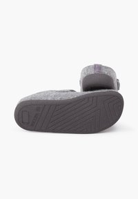 Pantofole in feltro grigio con suola in gomma scura caratterizzata da un motivo texturizzato. Chiusura regolabile con strap in velcro sul retro.