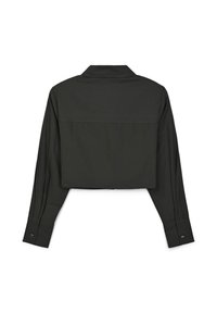 Maglietta a maniche lunghe grigia scura, tagliata, con colletto, maniche plissettate e polsini abbottonati; texture liscia con un design pulito e minimalista.