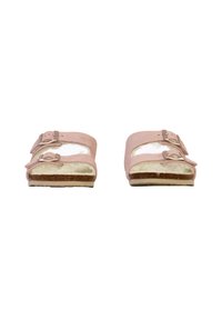Roze suède sandalen met twee verstelbare gespen, brede tebanden en een contrasterende lichte zool. Plat ontwerp met een gevoerde inlegzool.