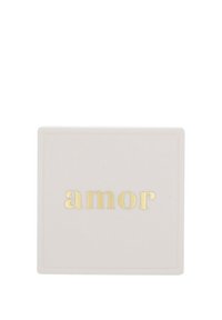 Fyrkantig, ljusbeige låda med en slät yta, med ordet "amor" i guldfolie. Minimalistisk design, inga ytterligare mönster eller accenter.