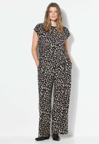 Luipaardprint, losse top en broekset in beige en zwart; gladde stof met korte mouwen, zijzakken en wijde pijpen.