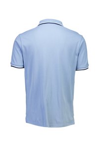 Jasnoniebieska koszulka polo wykonana z gładkiej bawełny, z kołnierzykiem w ciemnoniebieskie akcenty oraz krótkimi rękawami. Czysty widok z tyłu bez wzorów.