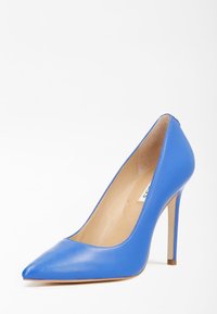 Botte de femme à talons aiguilles en cuir bleu royal, avec un bout pointu, une texture lisse et un talon stiletto fin. La doublure intérieure est de couleur naturelle.