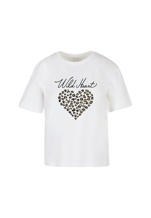 T-shirt bianco a maniche corte con testo "Wild Heart" in nero e un design a cuore con stampa leopardata in tonalità di beige e nero. Vestibilità rilassata.
