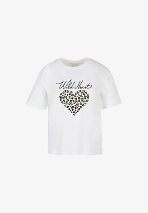 Fehér, rövid ujjú póló fekete "Wild Heart" felirattal és leopárdmintás szívdesignnal bézs és fekete árnyalatokban. Relaxált fazon.