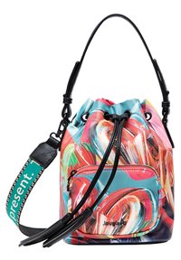 Borsa a secchiello astratta colorata con manici in pelle nera, tasca frontale con zip e una tracolla turchese etichettata "presente."