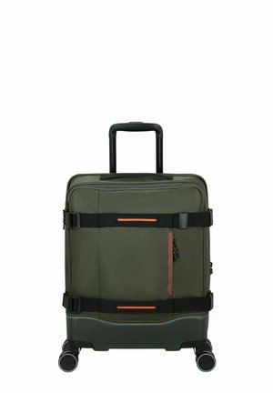Olivgrüner Rollkoffer mit strukturiertem Stoffbezug, schwarzen Riemen und einem orangefarbenen Akzent; verfügt über einen ausziehbaren Griff und bewegliche Räder.