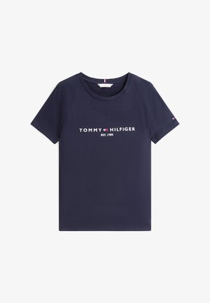 Camiseta de manga corta azul marino con cuello redondo y texto y logo blancos "Tommy Hilfiger EST. 1985" en el frente.