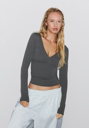 Stradivarius, LONG SLEEVE T-SHIRT WITH UNDER-BUST CUT-OUT - T-shirt à manches longues - mottled dark grey