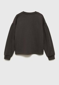 Temno siva majica s krojem čez vrat, dolgi pihasti rokavi in rebrasti manšeti; izdelana iz mehke, teksturirane tkanine; brez vidnih blagovnih znamk.