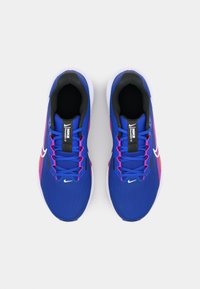 Běžecké boty Nike v živé modré barvě, s vrchní částí z prodyšné síťoviny, růžovými akcenty a bílou podrážkou. Dodávány s modrými tkaničkami a logem na jazyku.