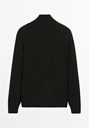 Maglione nero a coste con colletto alto e maniche lunghe a finitura testurizzata. Nessun logo o motivo visibile.