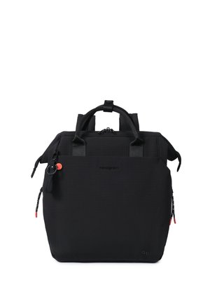 Sac à dos rectangulaire noir avec poignées supérieures, fermeture éclair, poche avant et petit accent rouge sur la tirette de la fermeture éclair latérale et le porte-clés.