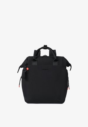 Sac à dos rectangulaire noir avec poignées supérieures, fermeture éclair, poche avant et petit accent rouge sur la tirette de la fermeture éclair latérale et le porte-clés.