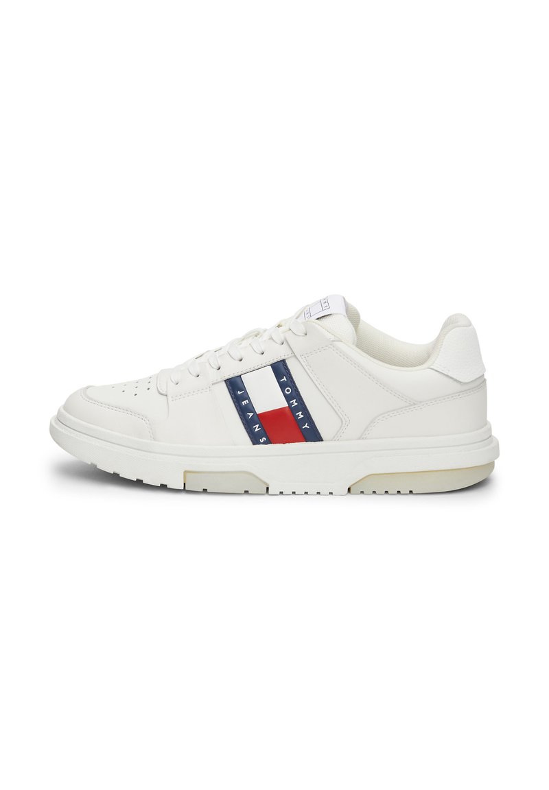 Sneakers bianchi in pelle con finitura testurizzata, caratterizzati da strisce orizzontali rosse e blu e suola in gomma. Design minimalista con chiusura a lacci.