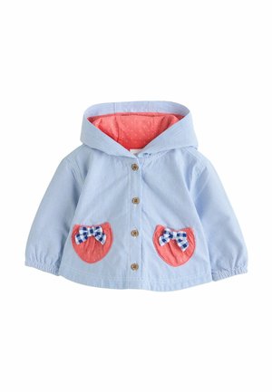 Niebiesko-biała kurtka w paski z różowym, w kropki wnętrzem, wyposażona w dwie różowe kieszenie ozdobione niebieskimi kratkowymi kokardkami i drewnianymi guzikami.