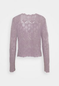 Spetsstickad tröja i mjuk lavendel, långa ärmar, rund hals, med intrikata mönster och texturerade detaljer genom hela tyget.