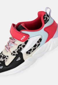 Sneakers con una toma in materiale misto in beige, nero e rosso, con accenti in stampa leopardata, fodera in rete e colletto imbottito.
