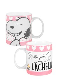 Mug in ceramica con un corpo bianco, accenti a forma di cuore rosa e un'illustrazione di Snoopy nera. Il testo in tedesco recita "Starte jeden Tag mit einem Lächeln."