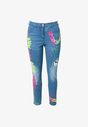Jeans in denim con una vestibilità slim, caratterizzati da motivi grafici multicolori e schizzi di rosa, giallo e verde su uno sfondo azzurro chiaro.