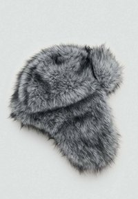 Siv klobuk iz umetnega krzna zaobljene oblike z podaljšanimi ušesnimi zaščitami. Mehak texture, gosta dlaka in rahlo ukrivljen rob.