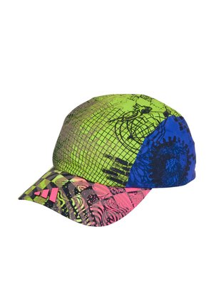 Casquette colorée avec un mélange de motifs verts, bleus, roses et jaunes, présentant diverses textures et un design graphique sur le tissu.
