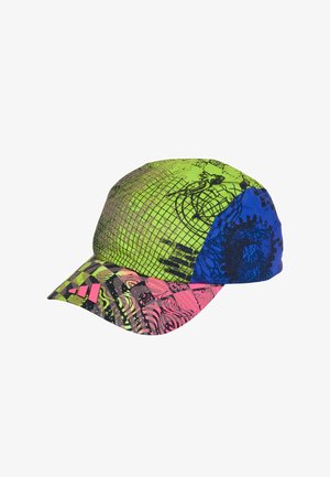 Casquette colorée avec un mélange de motifs verts, bleus, roses et jaunes, présentant diverses textures et un design graphique sur le tissu.