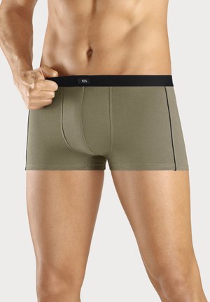 Olivgrüne Boxer Shorts mit einem schwarzen Bund, die eine enge Passform, glatte Textur und kontrastierende Seitennähte für zusätzliche Details aufweisen.