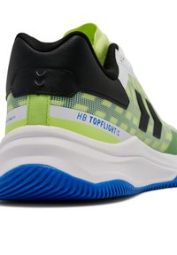 Zwarte en groene sportieve schoen met een gestructureerde mesh bovenkant, een witte tussenzool en een blauwe rubberen buitenzool. Voorzien van "HB TOPFLIGHT" branding.