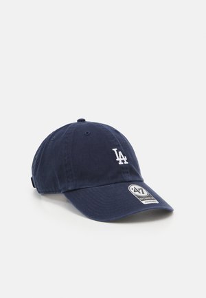 Navy blue baseball cap made of cotton with a curved brim, featuring a white embroidered "LA" logo and a 47 brand tag on the side.