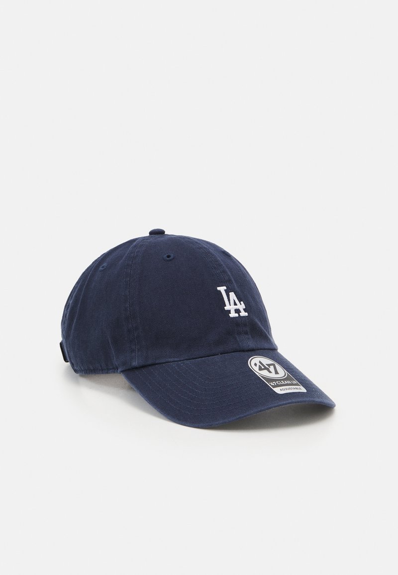 Marineblauwe baseballpet van katoen met een gebogen klep, voorzien van een wit geborduurd "LA"-logo en een 47-brandlabel aan de zijkant.