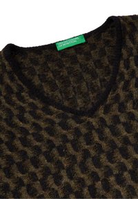 Sweter z dekoltem w serek w ciemnym oliwkowym kolorze z teksturowanym wzorem w diamenty, z czarną lamówką. Metka informuje 'United Colors of Benetton.'