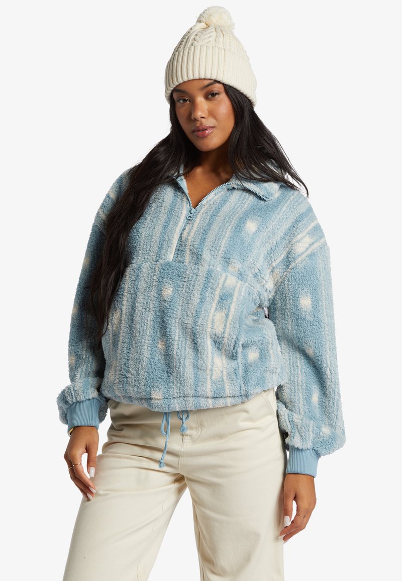 Hellblaues Fleece-Pullover mit halbem Reißverschluss, weißen Streifen und einer Kängurutasche; verfügt über gerippte Bündchen und einen Kordelzug am Saum.