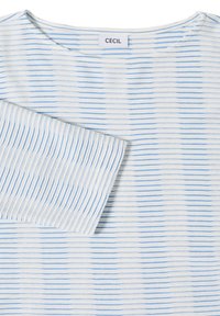 Wit en lichtblauw gestreept gebreid shirt met een ronde hals en een omgeslagen mouw met geribbelde textuur, met het label "CECIL".