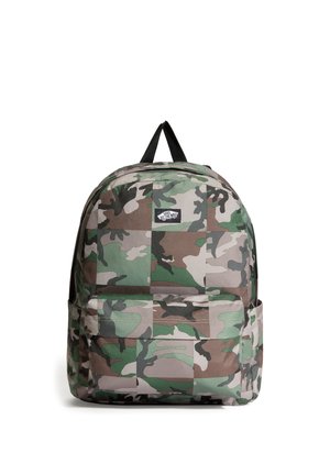 Mochila con patrón de camuflaje, bolsillo delantero con cremallera y asa negra, con una pequeña etiqueta con el logo Vans "Off The Wall".