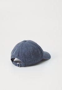 Cappellino in cotone blu scuro con visiera curva, cinturino in tessuto regolabile sul retro e dettagli di cucitura visibili sulla corona e sui lati.