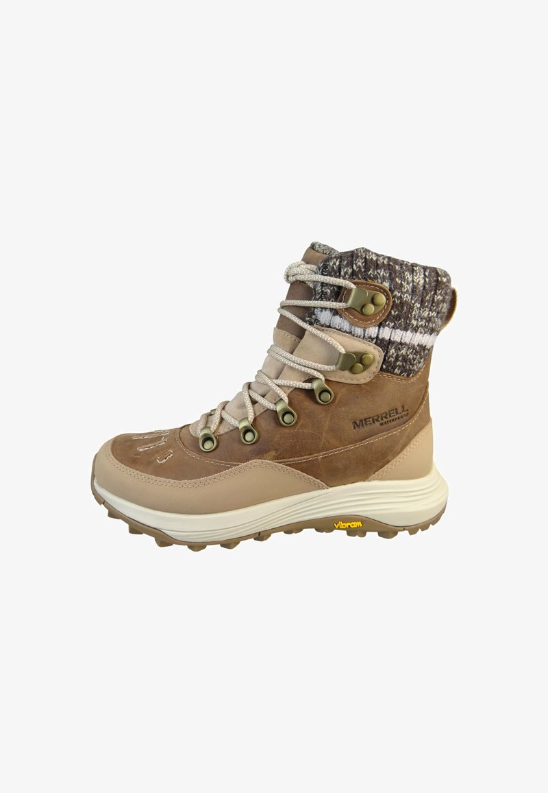 Bota de senderismo impermeable marrón con cuello de tela beige y de punto, cordones color crema, ojales de metal y suela Vibram sobre fondo blanco.