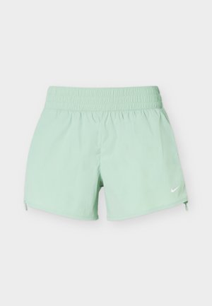 Pantaloncini sportivi verde chiaro con fascia elastica in vita e piccolo logo Nike bianco sulla parte inferiore della gamba destra su sfondo bianco.