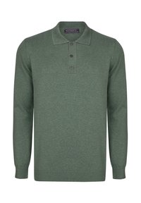 Maglione polo verde a maniche lunghe realizzato in morbido tessuto a maglia. Presenta un collo con polo, tre bottoni marroni e polsini a coste.