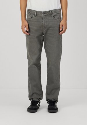 Jeans de mezclilla gris con un diseño de pierna recta, cinco bolsillos y un ligero desvanecimiento. Presentan un cierre de botón y cremallera, y una tela texturizada.