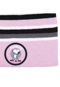 Gorro de punto en rosa con rayas negras y blancas. Presenta un parche bordado circular con un diseño de Snoopy y el texto "Peanuts desde 1950".
