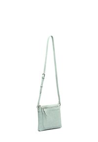 Svetlo modra usnjena torbica preko telesa z nastavljivim naramnicam, zadrgo, sprednjo žepno ter subtilnimi šivi.
