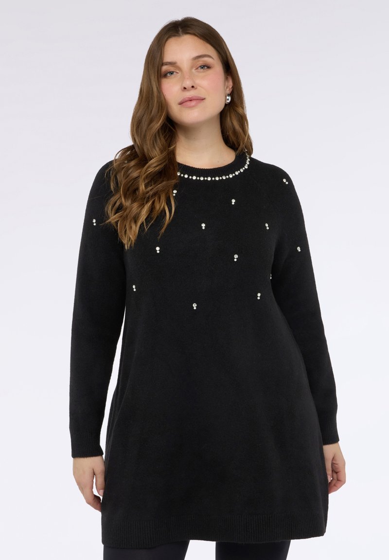 Schwarzes Pulloverkleid mit abgerundetem Ausschnitt, verziert mit kleinen weißen Perlen, langen Ärmeln und einem gerippten Saum für Struktur.