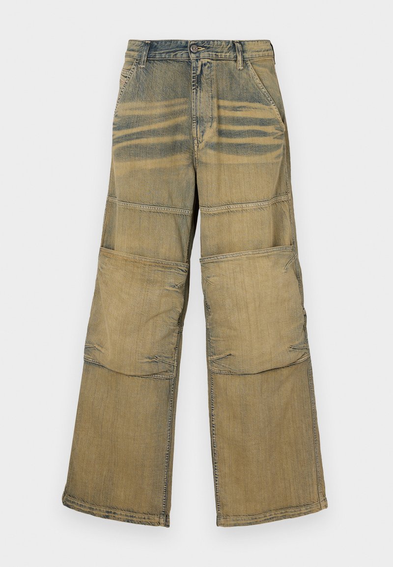 Pantalones de mezclilla beige de pernera ancha con un desgaste ligero, que presentan costuras distintas, dos bolsillos frontales y un corte recto.